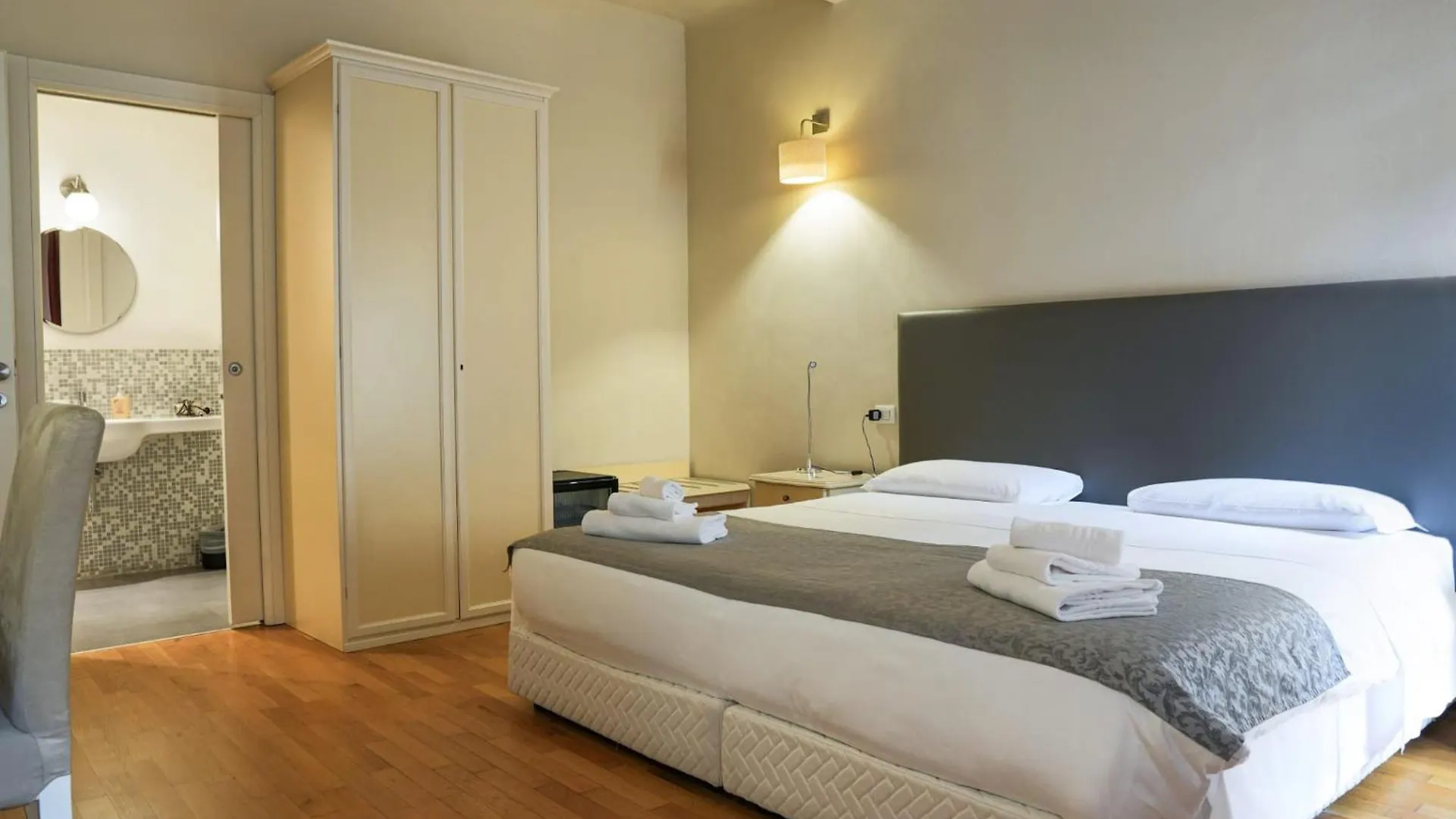 Honey Rooms Ferrara Itália