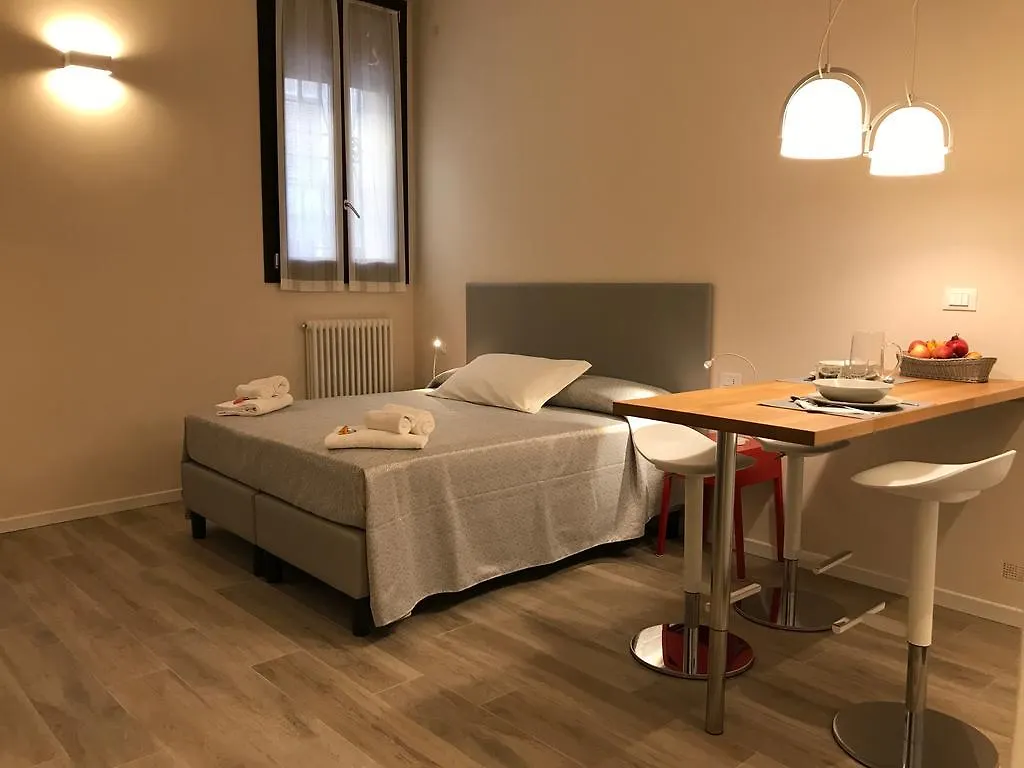 Honey Rooms Ferrara Italien